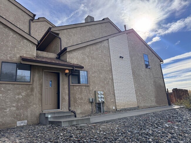 Foto del edificio - Sunny and Cute 2 Story, 2Bed, 1.5Bath Townhouse in Grand Junction!!!!