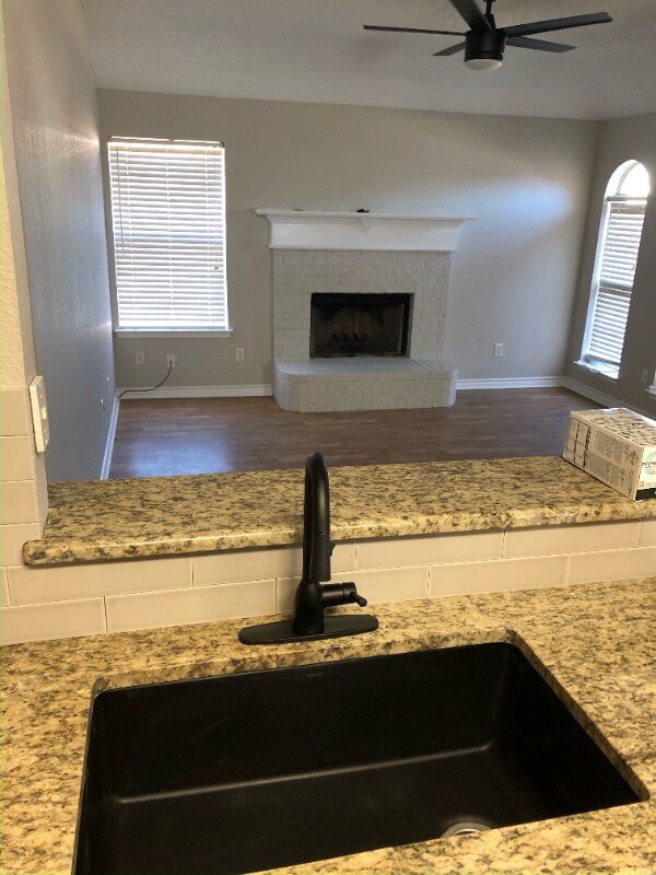 Foto del edificio - 501 Summer Tree Ct