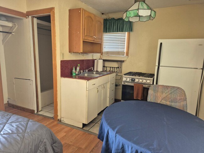 Foto del edificio - Fully furnished efficiency