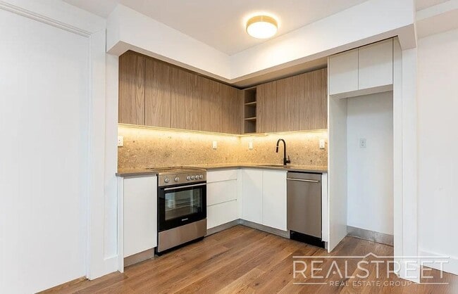 Building Photo - Montrose Avenue