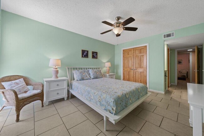 Foto del edificio - 1007 W Beach Blvd
