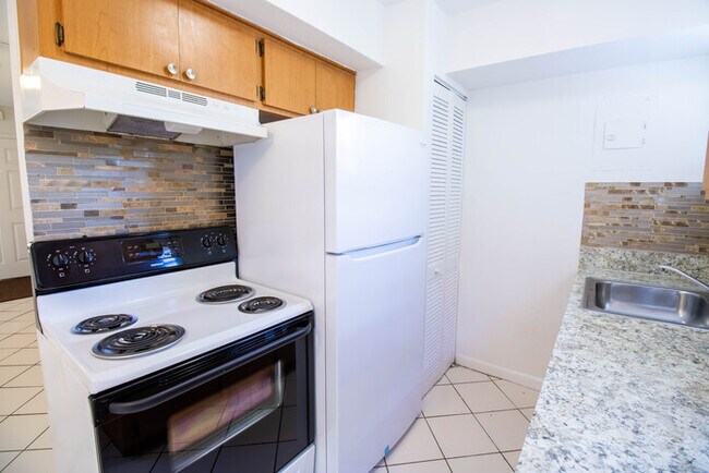 Foto del edificio - 2/1.5 Townhouse style apartment- available...