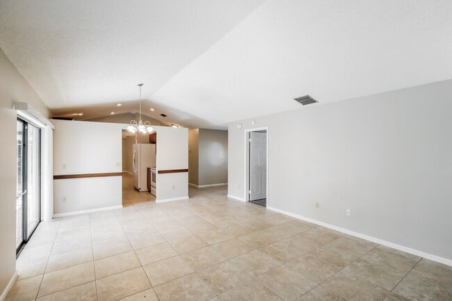 Building Photo - 735 Daffodil Dr