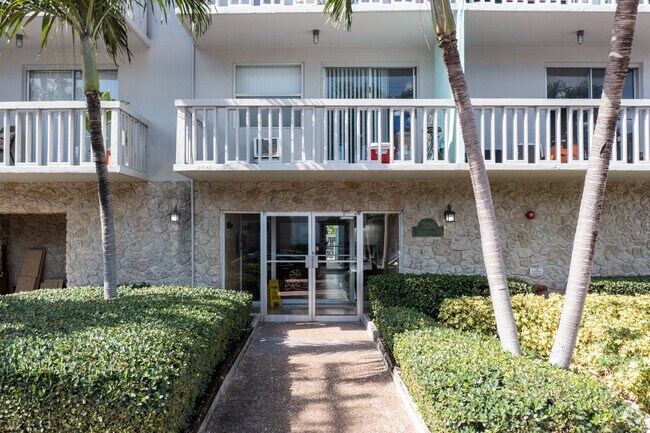 Entrada - Carlyle Plaza