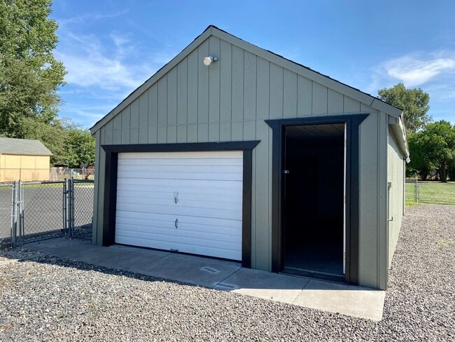 Building Photo - Charming 2bdrm, 1.bath house with garage, workshop space and large yard