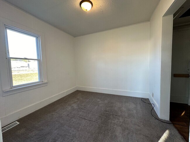 Building Photo - 1 bedroom house $600