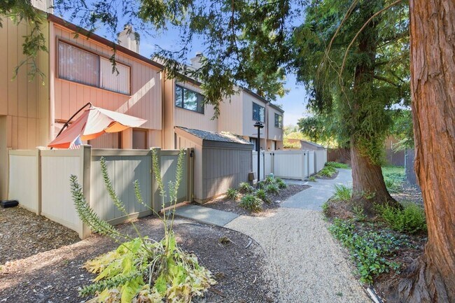 Building Photo - 536 Woodside Oaks