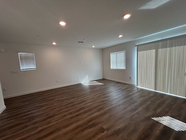 Foto del edificio - BRAND NEW 3 Bedroom Home for Rent in Redding CA | Gated Community, Garage, Yard