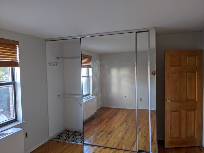 Building Photo - 751 E 89th St