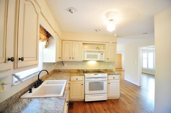 Foto del edificio - Large home with a pool.