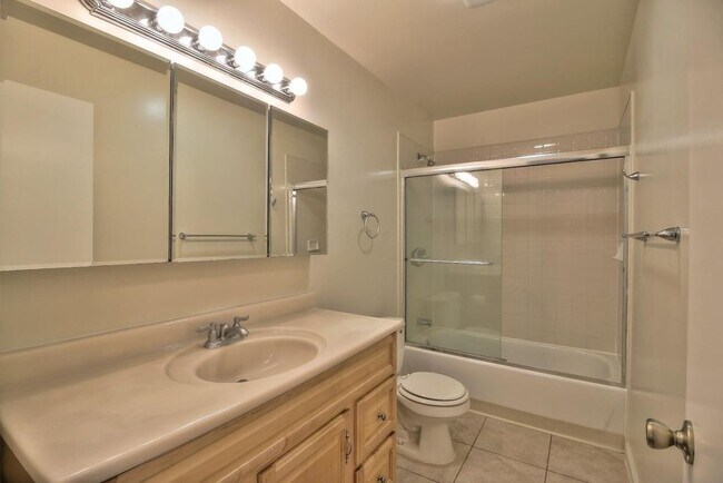 Baño 2 - 946 Kiely Blvd