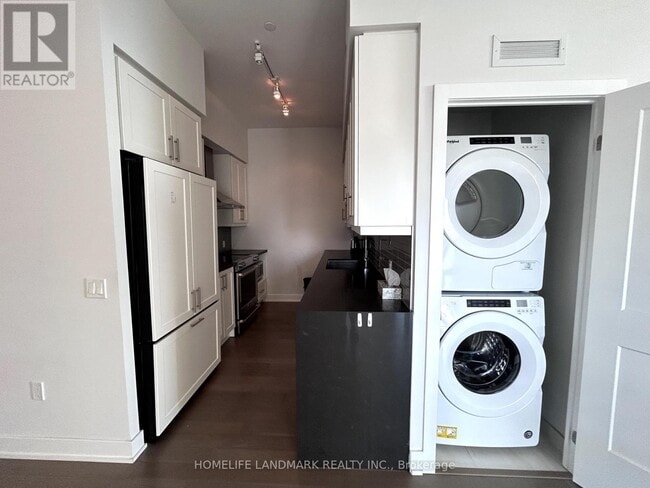 Building Photo - 4085-4085 Parkside Village Dr