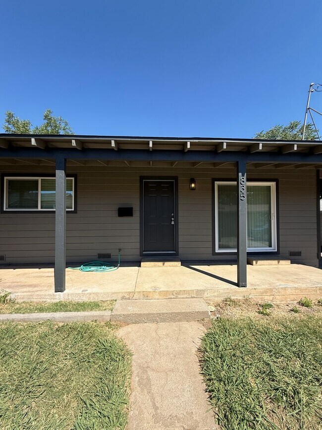 Building Photo - Large Brand New Remodeled 1 Bedroom unit with Washer Dryer Hookups - MUST SEE!!!