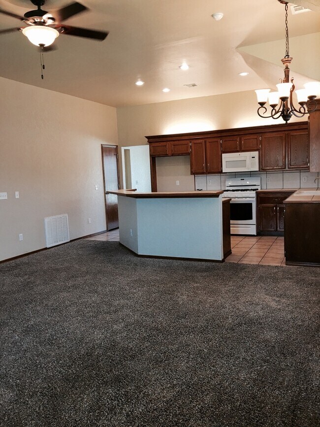 Foto del edificio - Spacious Home in Moore School District!