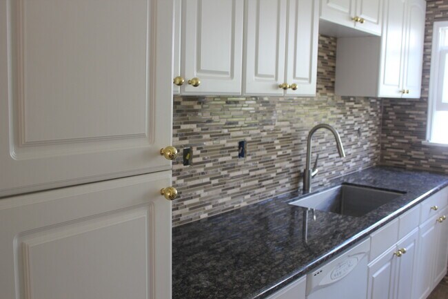 Building Photo - 9947 Robbins Dr