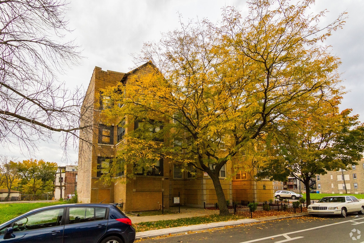Primary Photo - 3521 W Douglas Blvd