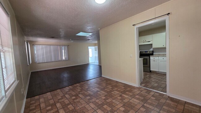 Foto del edificio - 4 Bedroom 2 Bath Single Family Home w/ 2 Bonus Rooms
