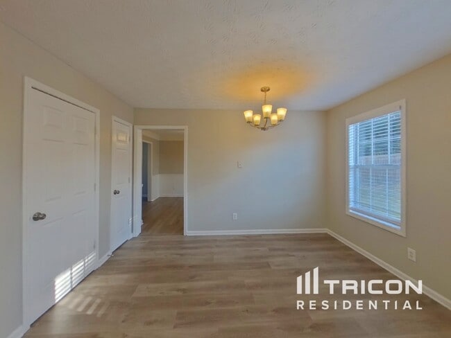 Building Photo - 2556 Tolliver Dr
