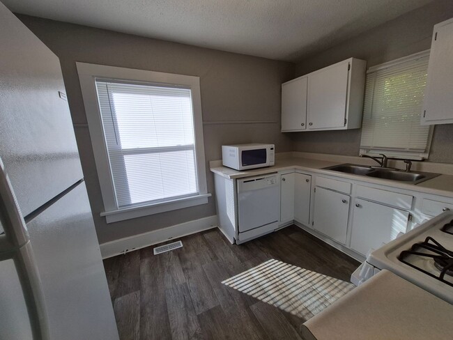 Building Photo - 2 bedroom, 1 bathroom home on large corner...