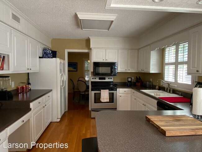 Building Photo - 4 br, 2.5 bath House - 3120 Forestdale Drive