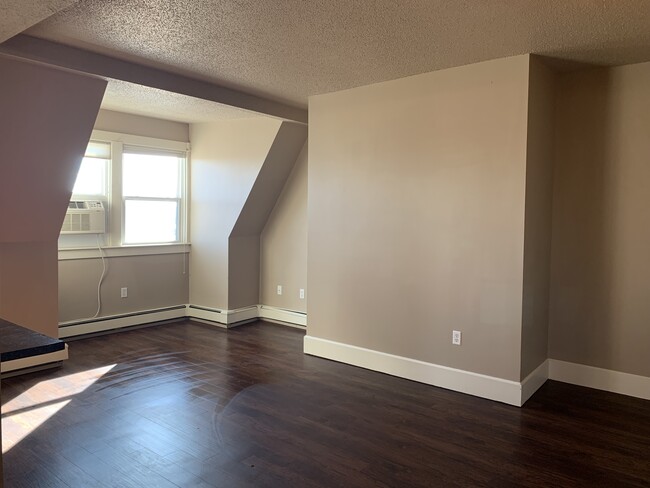 Building Photo - 320 N Lawler St