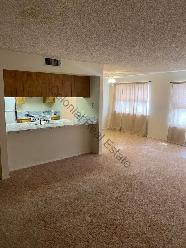 Building Photo - Spacious and updated 2 bedroom 1 and 1/2 b...