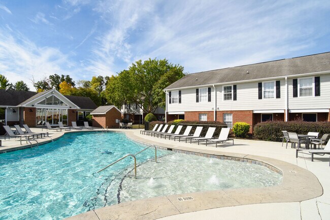 Piscina estilo resort - University Townhomes at Charlotte