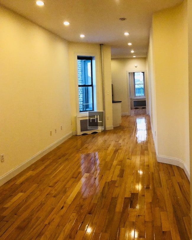Building Photo - Sunny 2 BR In Brooklyn Heights