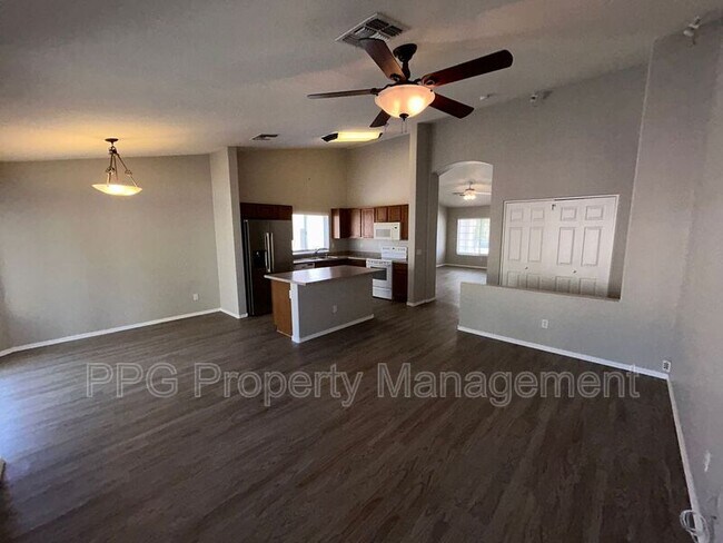 Foto del edificio - 18053 N 111th Dr