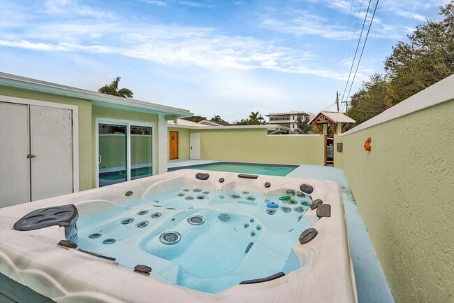 Building Photo - 810 Bamboo Ln