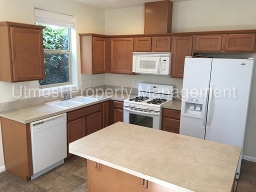 Building Photo - Longview Condo for Rent in Gated Community.