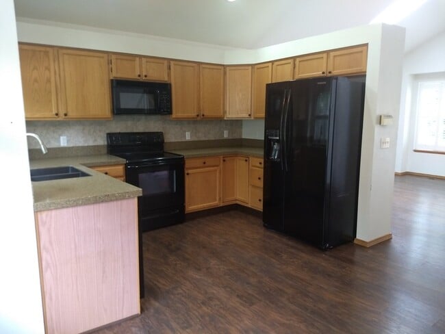 Building Photo - 4 Bed 2.5 Bath w/AC off Rangewood/Vickers ...