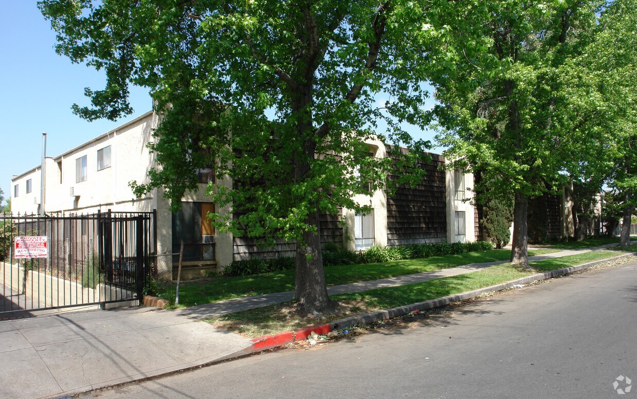 Foto principal - 8443 Langdon Ave