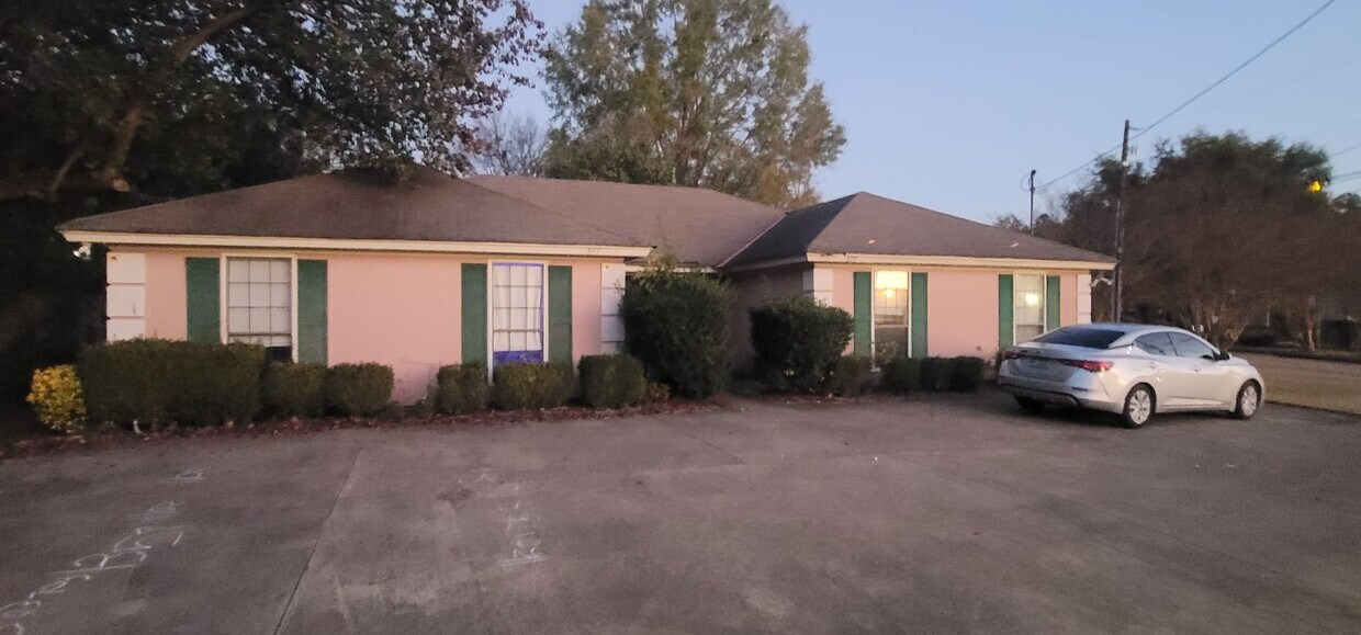 Building Photo - 577 Eastdale Rd S