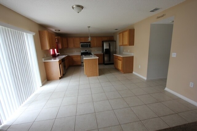 Foto del edificio - Deltona - 4 Bedroom, 3.5 Bathroom - $1,995.00