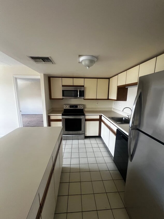 Renovated Allston 2 bed/2 bath Condo on Brainerd Rd. Central A/C, Garage Parking Inc, Pool, Elev... - Renovated Allston 2 bed/2 bath Condo on Brainerd Rd.  Central A/C, Garage Parking Inc, Pool, Elev...
