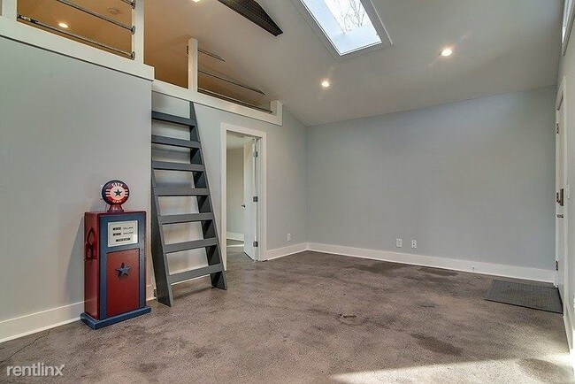 Building Photo - 1 br, 1 bath Apartment - 219 Hart Lane B