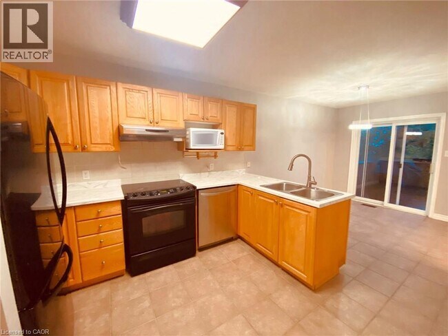 Photo du bâtiment - 668A BUTTERNUT Avenue Unit# Main