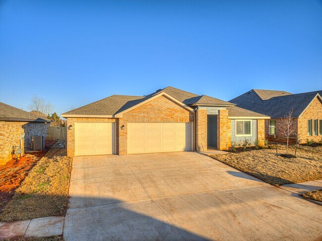 Foto del edificio - Newer home only minutes away from Paycom, Falling Springs Addition + Greenbelt lot + Deer Creek S...