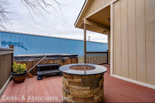 Building Photo - 4 br, 3 bath House - 915 S 10th Ave