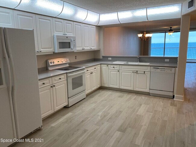 Building Photo - 735 N Hwy A1A