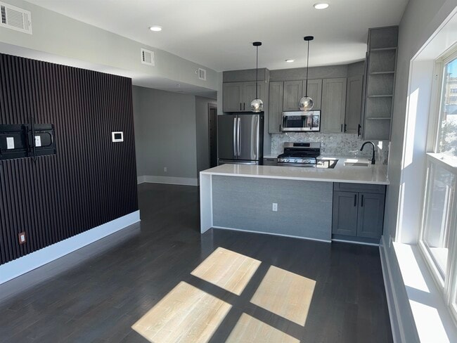 Foto del edificio - 76 Corbin Ave