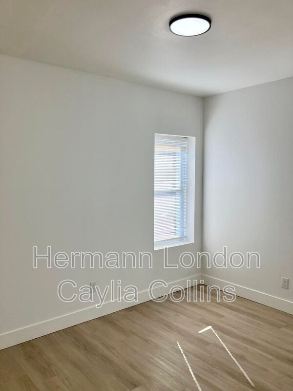 Foto del edificio - 5832-5834 Etzel Avenue