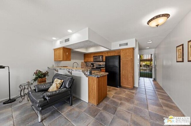 Foto del edificio - 1655 E Palm Canyon Dr