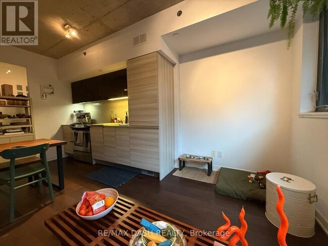 Photo du bâtiment - 8 Gladstone Ave