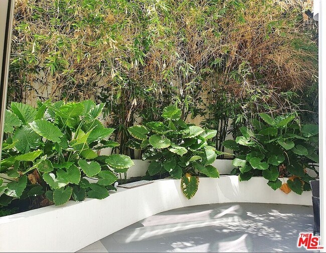 Foto del edificio - 1611 S Beverly Glen Blvd