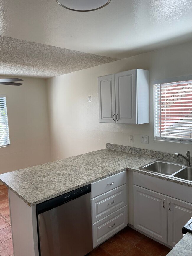 Foto del edificio - Bright and Charming 3 Bedroom 2 Bath Condo...