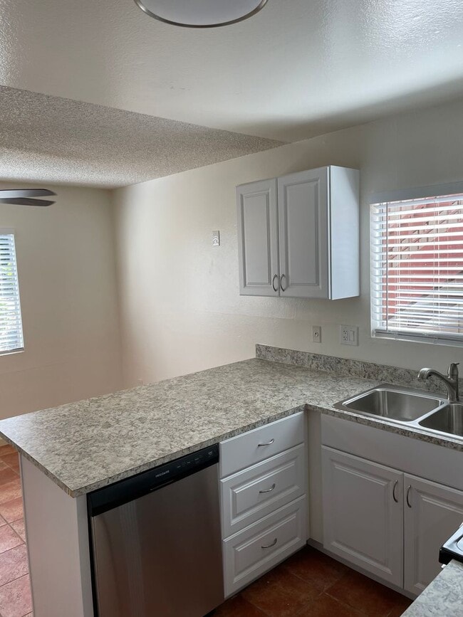 Building Photo - Bright and Charming 3 Bedroom 2 Bath Condo with Patio and A/C!