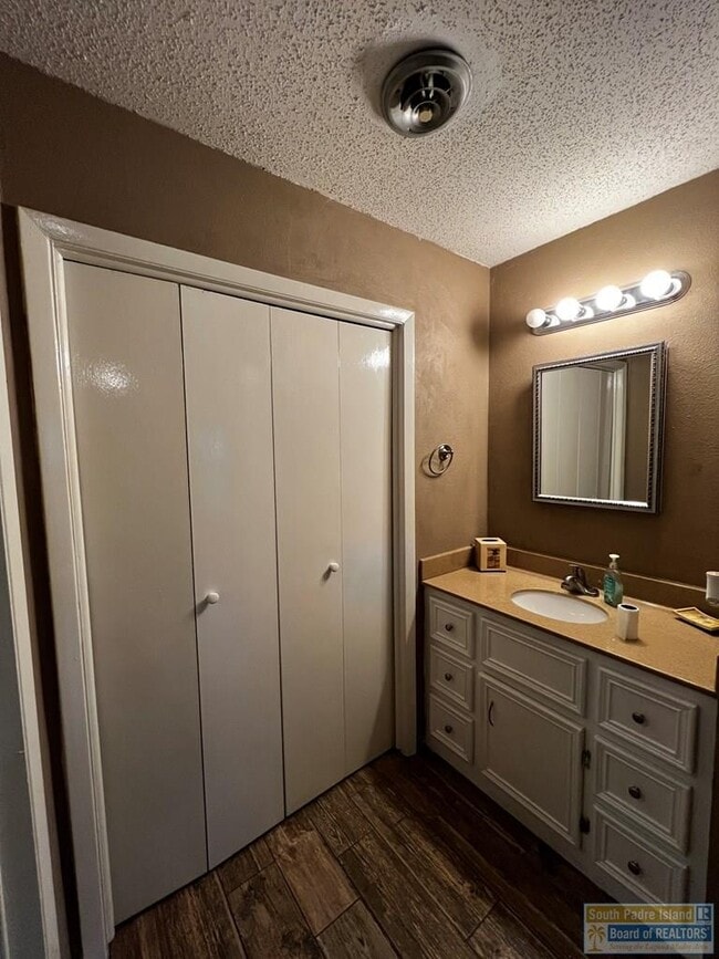 Foto del edificio - 603 Continental Dr