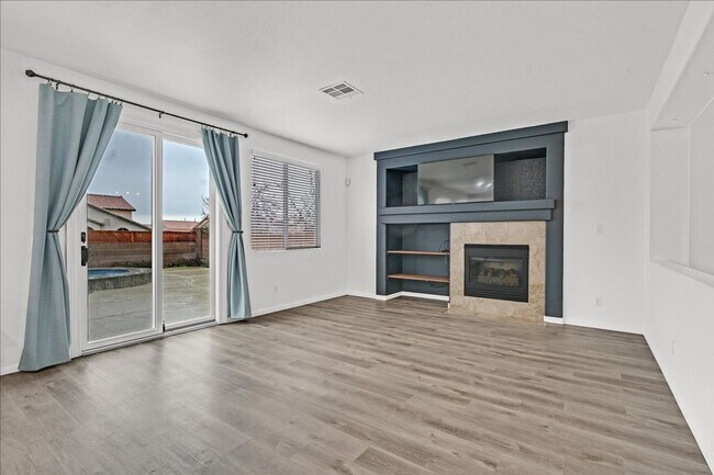 Foto del edificio - Desirable 4 Bedroom Home with Pool near Summerlin!